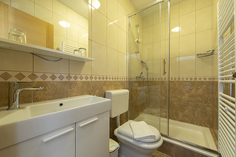apartments Kamena, Tučepi - bathroom
