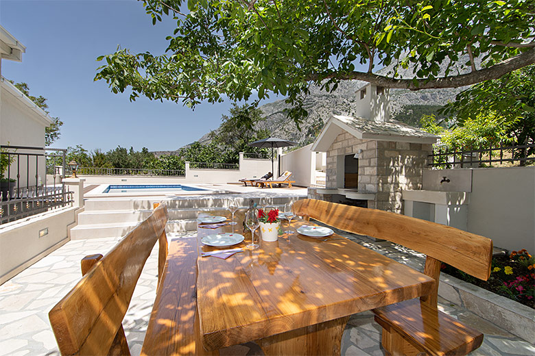 Villa Albina Tučepi - outdoor dining table