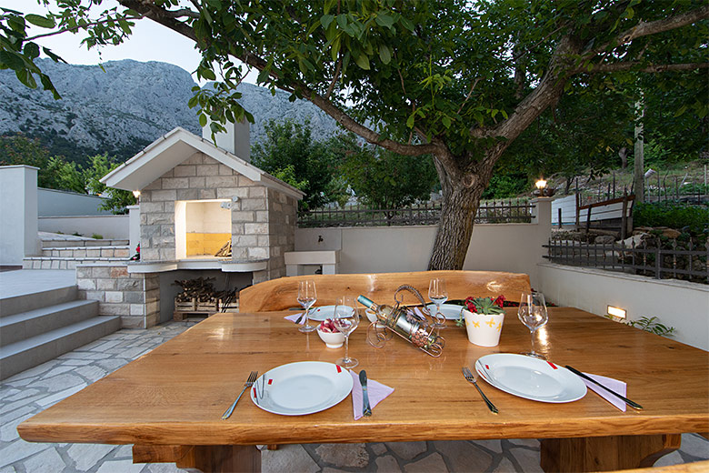 Villa Albina Tučepi - outdoor dining table