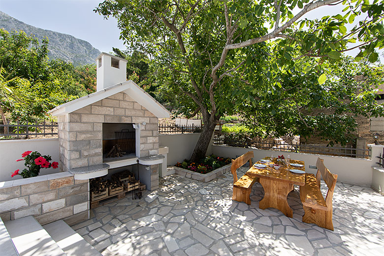 Villa Albina Tučepi - outdoor dining table and grill