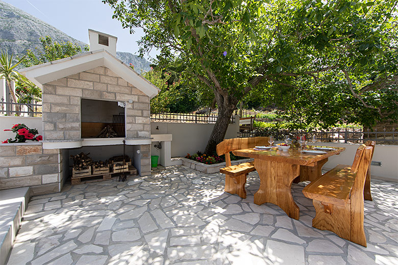 Villa Albina Tučepi - outdoor dining table and grill