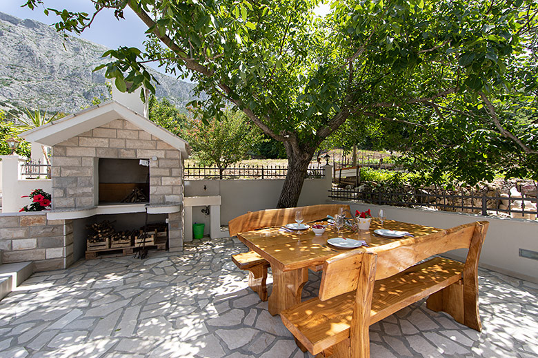 Villa Albina Tučepi - outdoor dining table and grill