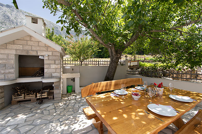 Villa Albina Tučepi - outdoor dining table and grill