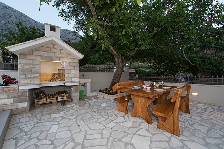 Villa Albina Tučepi - outdoor dining table and grill