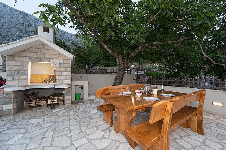 Villa Albina Tučepi - outdoor dining table and grill