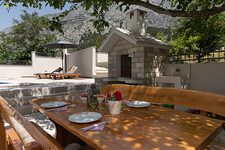 Villa Albina Tučepi - outdoor dining table