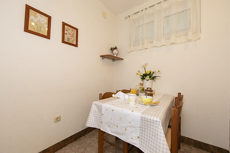 Apartments Villa Anka, Tučepi - dining table