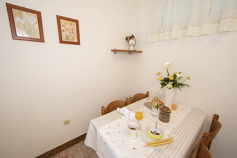 Apartments Villa Anka, Tučepi - dining table