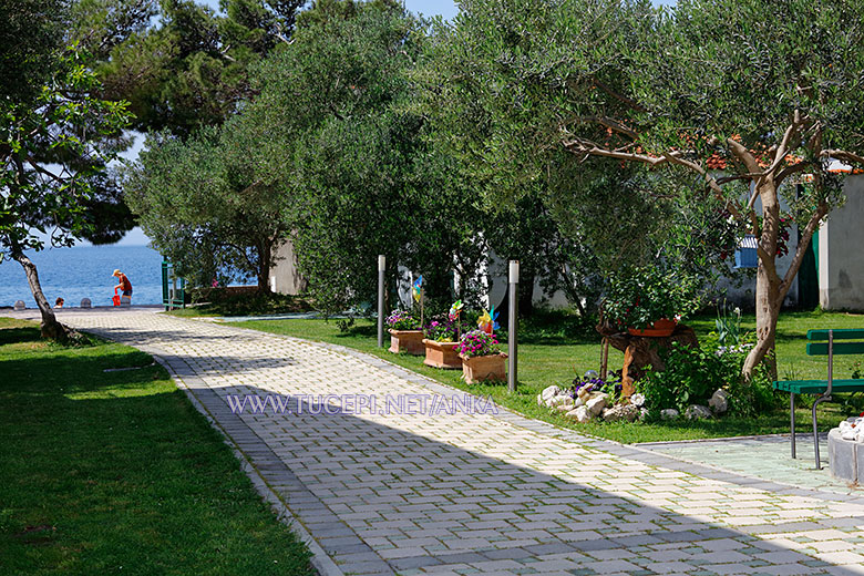 Villa Anka, Tučepi, garden path