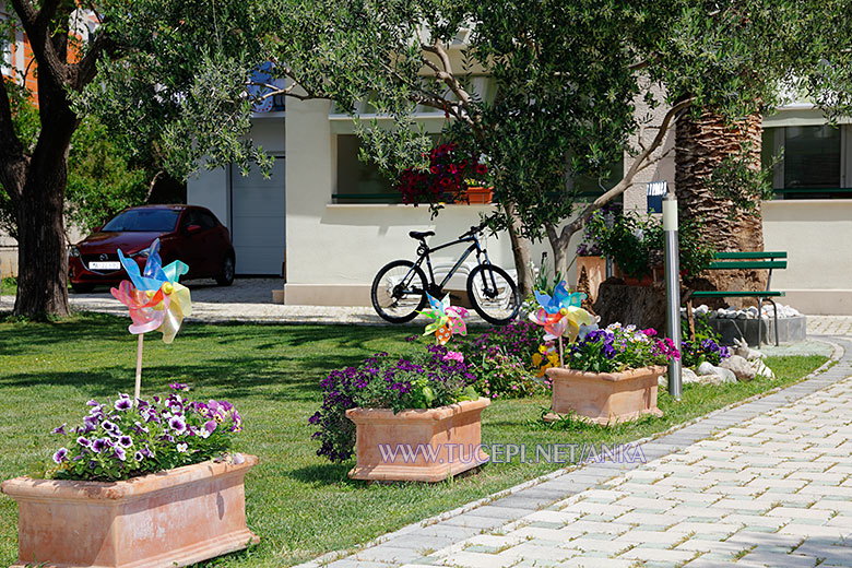 Villa Anka, Tučepi, garden path