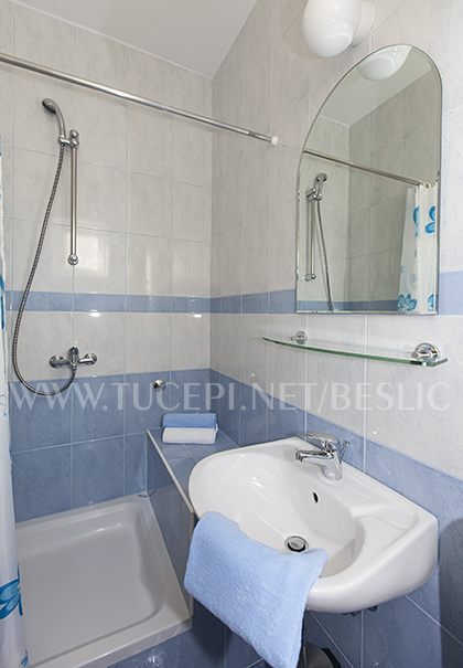 Apartments Bešlić, Tučepi - bathroom