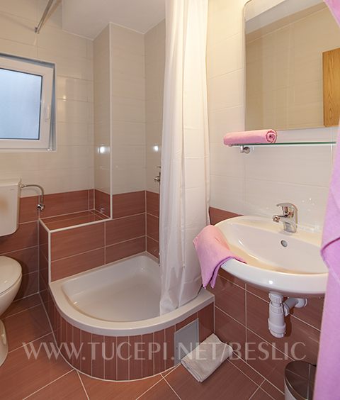 Apartments Bešlić, Tučepi - bathroom