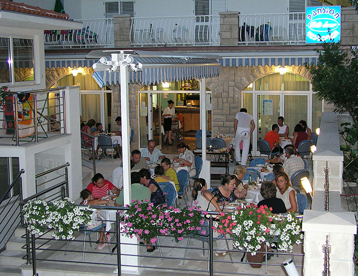 Pension Bili Dvor, Tuepi - restaurant at night