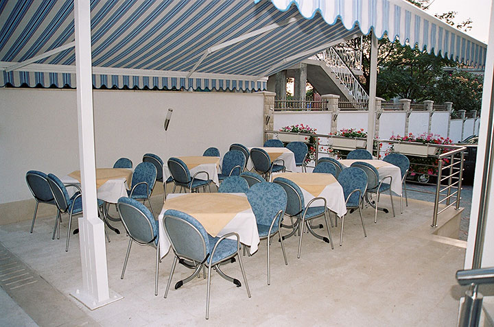 Pension Bili Dvor, Tuepi - restaurant at day