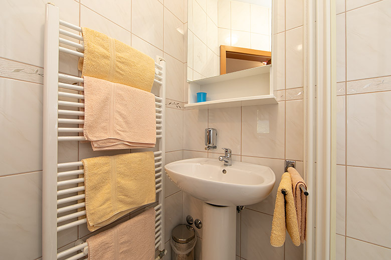 Apartments Biser, Tučepi - bathroom