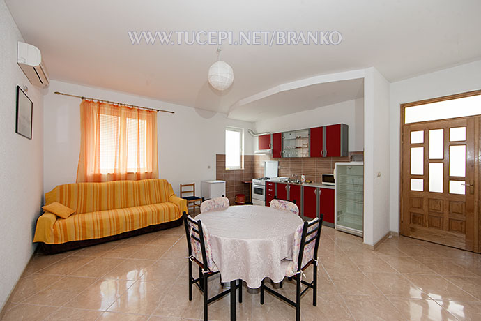 wide, panormaic view of interior - dining table, sofda ,kitchen