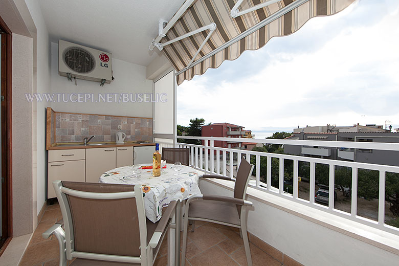 Apartments Stipe Bušelić, Tučepi - terrace, kitchen