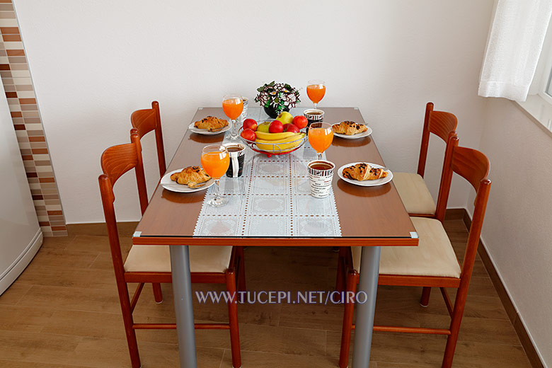 Apartments Ćiro, Tučepi - dining table