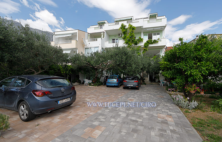 Apartments Ćiro, Tučepi, house and parking