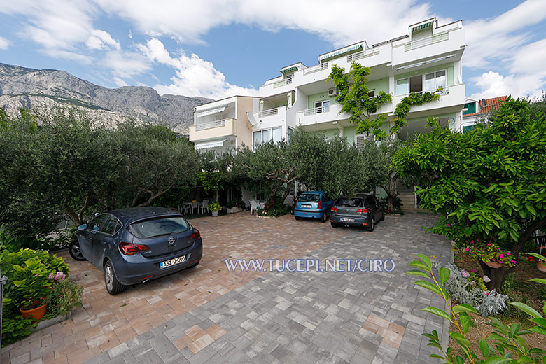 Apartments Ćiro, Tučepi, house and parking