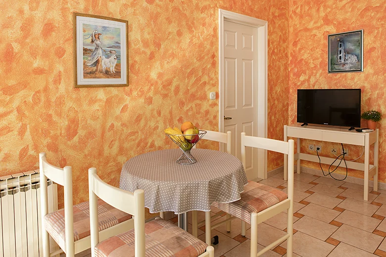 apartments Tonka & Ivan Čović, Tučepi - dining table