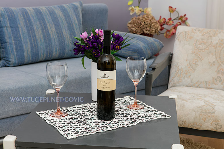 apartments Čović, Tučepi - table with wine bottle