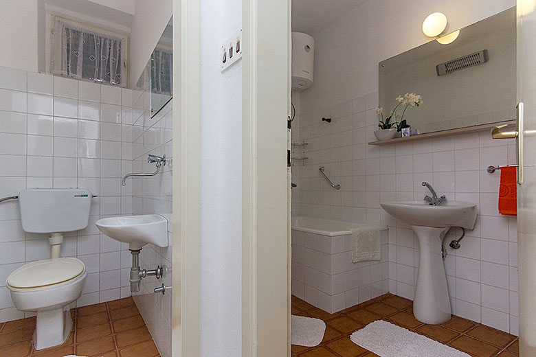 Apartments Ela, Tučepi - bathroom