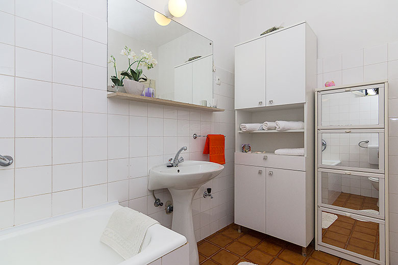 Apartments Ela, Tučepi - bathroom