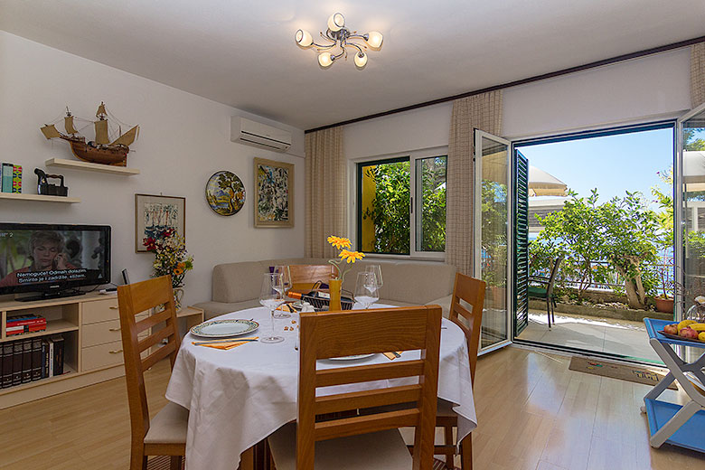 Apartments Ela, Tučepi - dining table