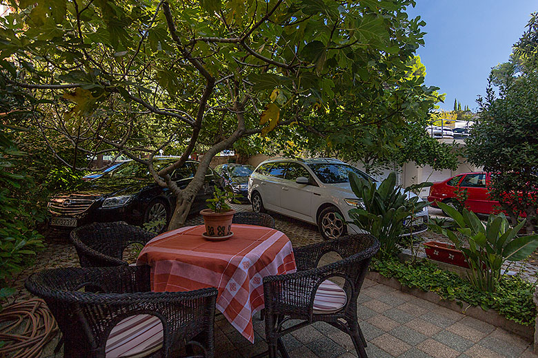 Apartments Ela - Tučepi, garden