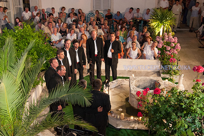 local singers at hotel Kaštelet in Tučepi