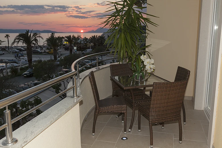 balcony with sea view at night, Balkon mit Meerblick in der Nacht - Villa GRGO, Tučepi