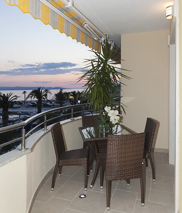 balcony with sea view at night, Balkon mit Meerblick in der Nacht - Villa GRGO, Tučepi