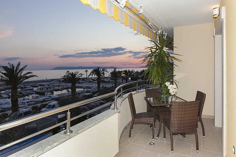 balcony with sea view at night, Balkon mit Meerblick in der Nacht - Villa GRGO, Tučepi