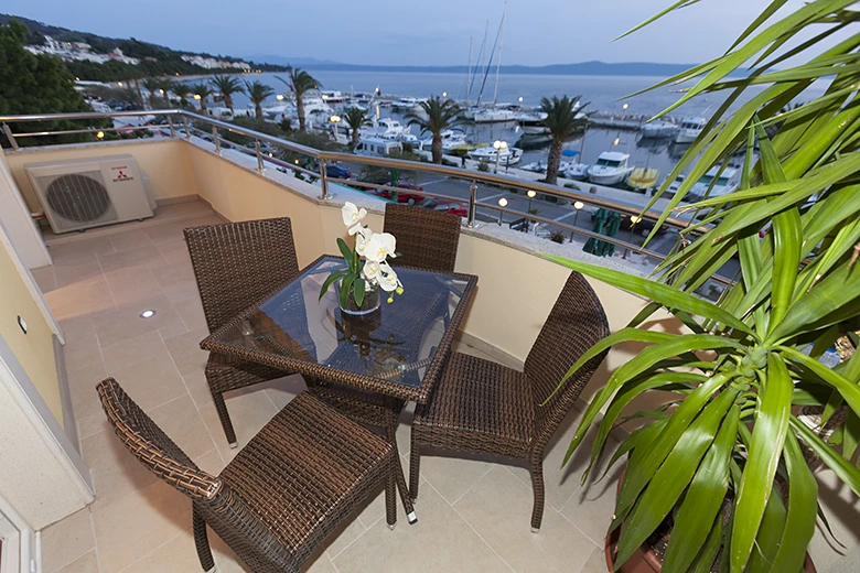 balcony with sea view at night, Balkon mit Meerblick in der Nacht - Villa GRGO, Tučepi