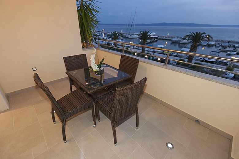 balcony with sea view at night, Balkon mit Merblick im Nacht - Villa GRGO, Tučepi