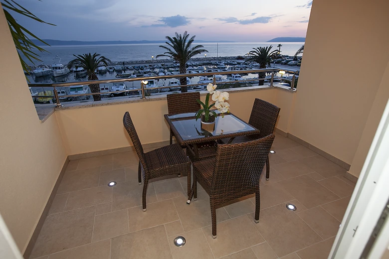 balcony with sea view at night, Balkon mit Merblick im Nacht - Villa GRGO, Tučepi