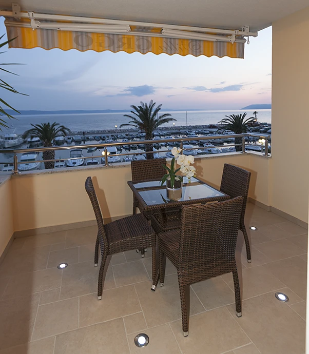 balcony with sea view at night, Balkon mit Merblick im Nacht - Villa GRGO, Tučepi