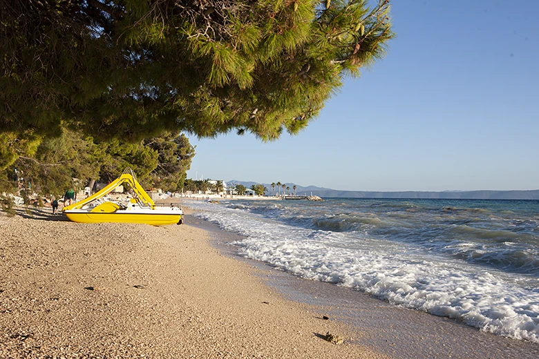 waves on the beach Donji Ratac - Tučepi