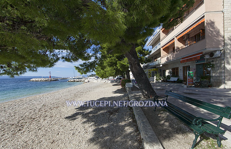 Tučepi - apartments Grozdana - Promenada and beach in front of house