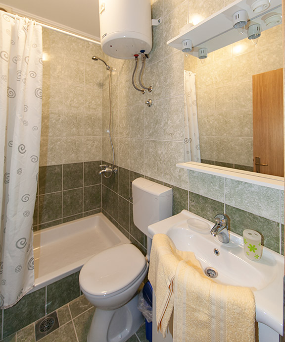 Apartments Gujinović, Tučepi - bathroom