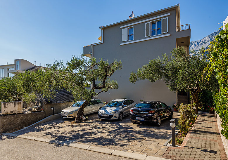 Apartments Gujinović, Tučepi - parking