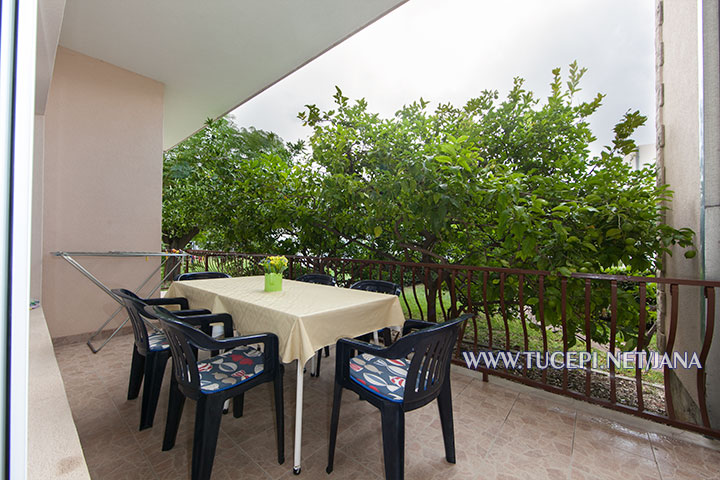 Apartments Jana, Tučepi - balcony and garden with fruits