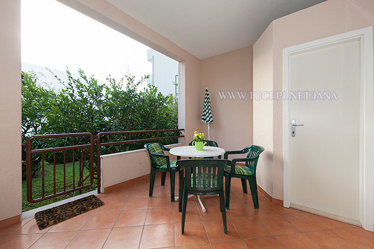 apartments Jana, Tučepi - terrace and garden with fruits