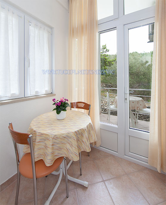 apartments Villa 750, Kneevi, Tuepi - dining table, balcony