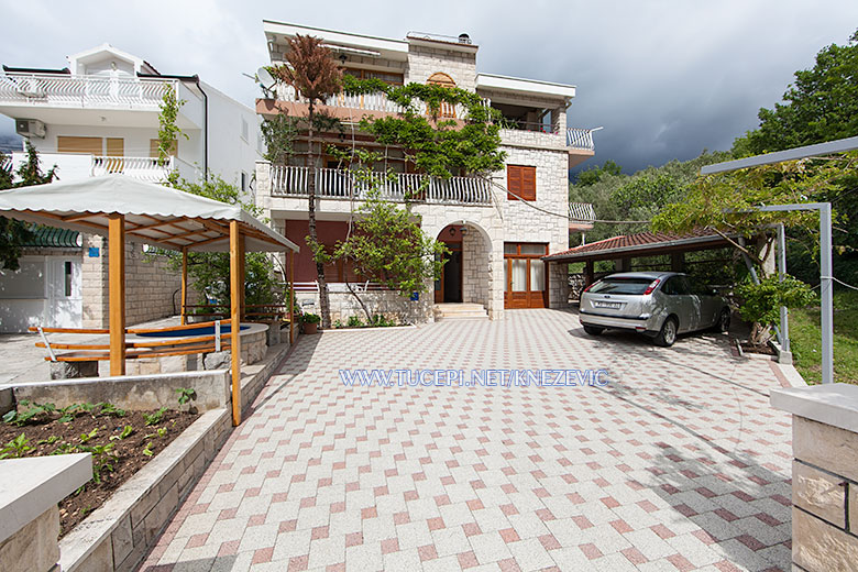 apartments Villa 750, Kneevi, Tuepi - house, parking