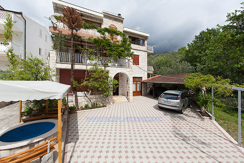 apartments Villa 750, Kneevi, Tuepi - house, parking