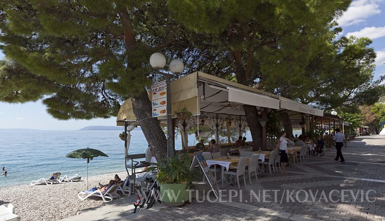 Apartments Kovačević, Tučepi - restaurant on the beach