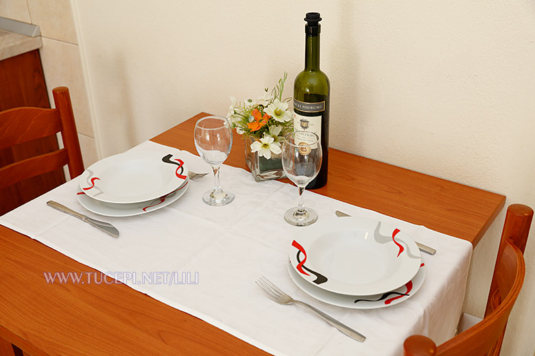 Apartments Villa Lili, Tučepi - dining set wine