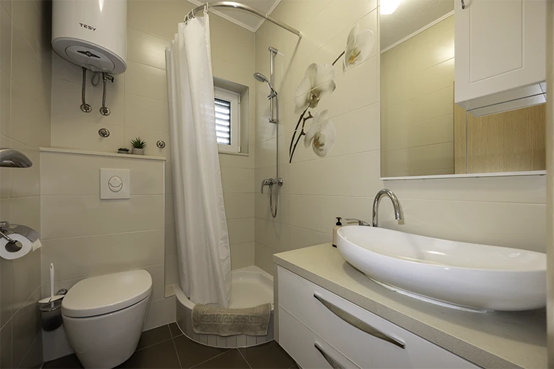 Apartments Love, Tučepi - bathroom